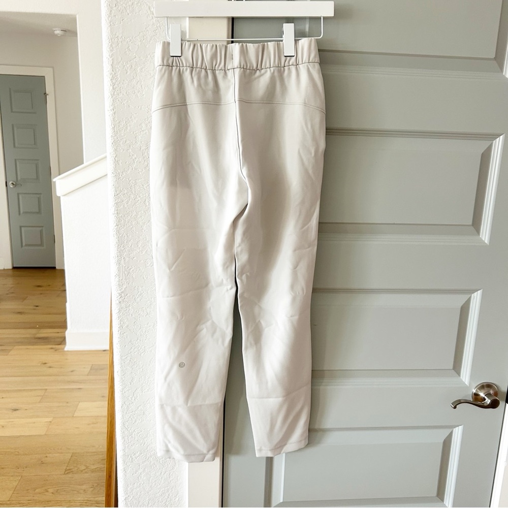 Lululemon On the Fly 7/8 Pants Woven Silverstone - Picture 3 of 4